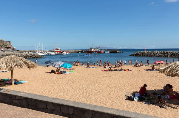 Mensen rusten op een zonnige dag op het strand in Machico. Eiland Madeira, — Stockfoto