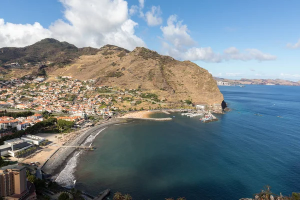Machico Baai aan de oostkust van het eiland Madeira — Stockfoto