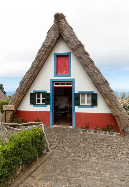 Tradycyjny dom wiejski w Santana na Maderze, — Zdjęcie stockowe