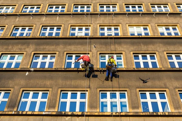 Pracujesz w wysokości do renowacji elewacji w Krakowie. — Zdjęcie stockowe
