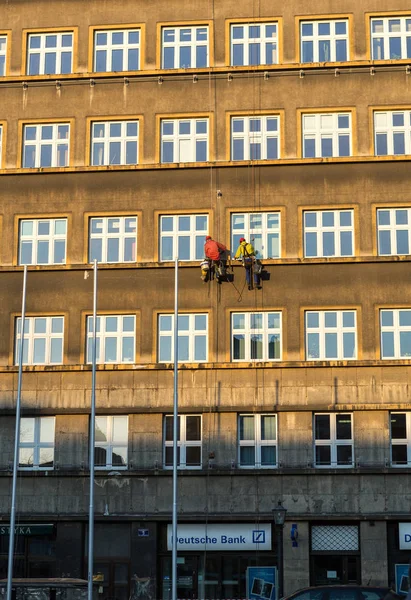 Work at height for the restoration of facade in Cracow. — Stock Photo, Image