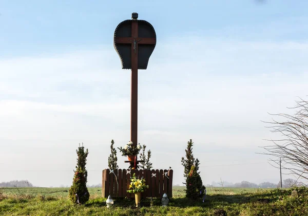 Stary Wayside shrine przez nieznanego artystę w Brzezie koło Krakowa. — Zdjęcie stockowe