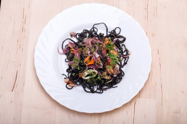 黒シーフードと野菜のスパゲッティ. — ストック写真