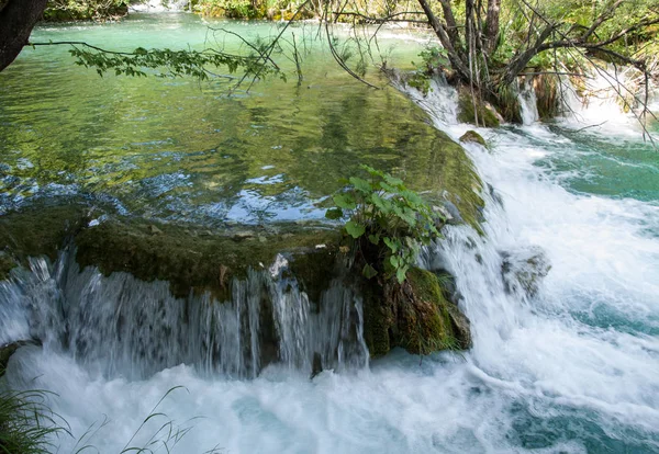 Impresionante vista en el Parque Nacional de los Lagos de Plitvice — Foto de Stock