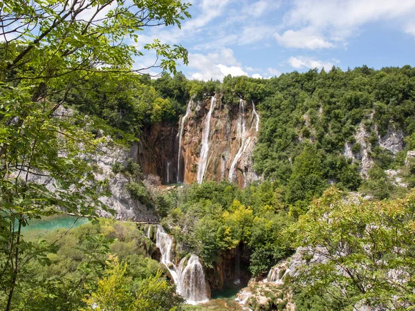 Vue imprenable sur le parc national des lacs de Plitvice — Photo