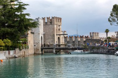 Ortaçağ Kalesi Scaliger eski şehrin Sirmione göl kenarında Lago di Garda . 