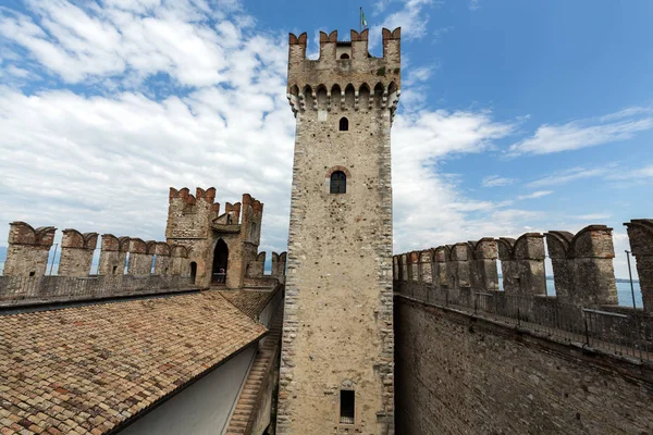 Castelo medieval Scaliger na cidade velha Sirmione no lago Lago di Garda — Fotografia de Stock