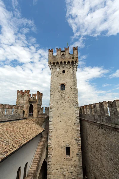 Medieval castle Scaliger in old town Sirmione on lake Lago di Garda — Stock Photo, Image