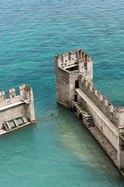 Zaścianka wewnątrz Scaliger zamek - Forteca średniowiecznego portu, Sirmione — Zdjęcie stockowe