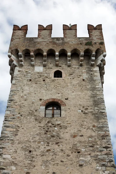 Medeltida slott Scaliger i gamla stan Sirmione vid sjön Lago di Garda — Stockfoto