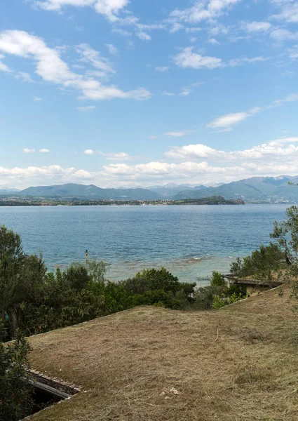 Paisagem da costa da península de Sirmione que divide a parte inferior do Lago de Garda . — Fotografia de Stock