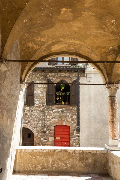 Sirmione Chiesa di Santa Maria Maggiore è la chiesa parrocchiale di Sirmione, si trova all'interno del centro medievale. Italia — Foto Stock