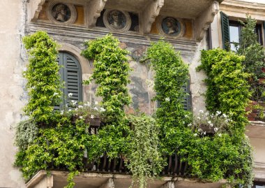 Piazza della Erbe Verona adlı eski bir bina cephe