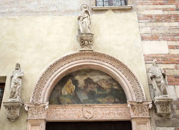 De kerk van Saint Giovanni in Foro in Verona — Stockfoto