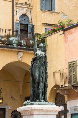 Özgürlük heykeli kılıç doğum Via delle Erbe, Verona