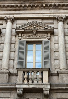 Palazzo Maffei Verona süs penceresi