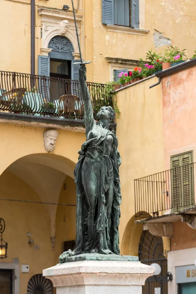 Miecz Statua wolności na placu Piazza delle Erbe w Weronie — Zdjęcie stockowe