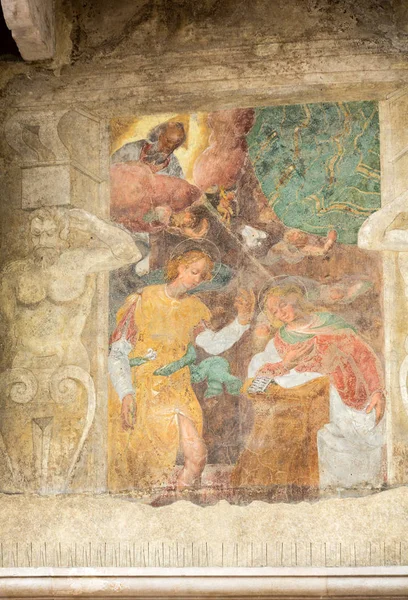 De gevel van de Mazzanti House versierd met fresco's. Verona — Stockfoto