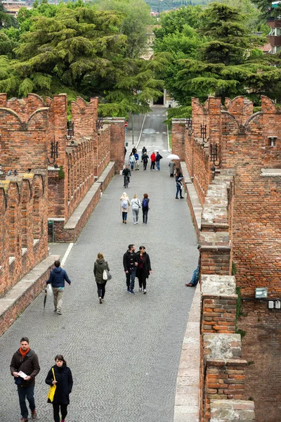 Ponte Pietra (kamenný most), kdysi známé jako Pons Marmoreus je Říman obloukový most přes řeku Adige v Verona, Itálie. — Stock fotografie