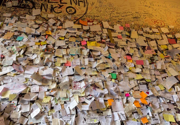 Teil der Wand bedeckt mit Liebesbotschaften in Julia House, Verona — Stockfoto