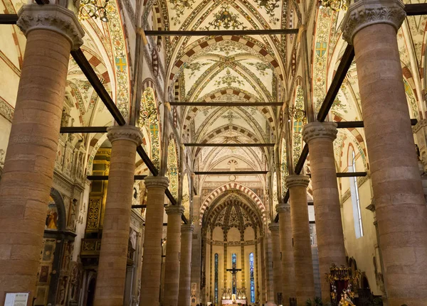 Intérieur de l'église Sant'Anastasia à Vérone, Italie . — Photo