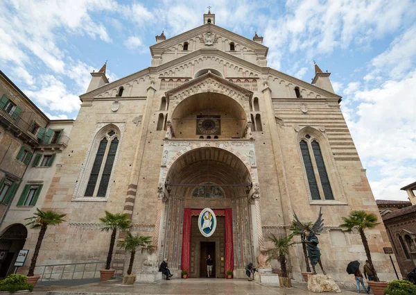 Дуомо ди Верона (Католический собор Санта Мария Матриколаре), Верона , — стоковое фото