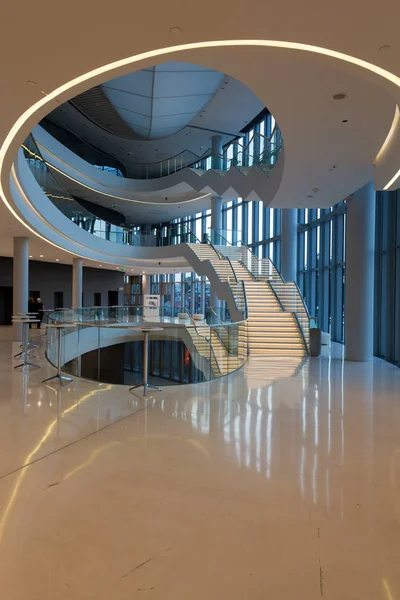 Foyer com escadaria. ICE Centro de Congressos de Cracóvia, Cracóvia, Polónia — Fotografia de Stock