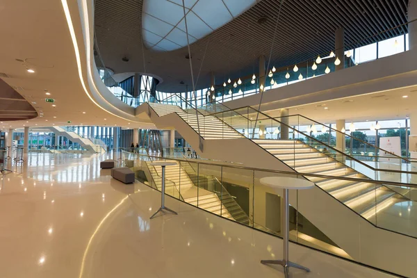 Foyer com escadaria. ICE Centro de Congressos de Cracóvia, Cracóvia, Polónia — Fotografia de Stock