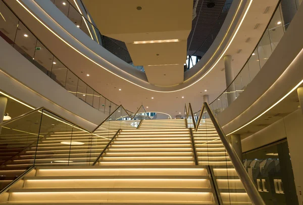 Foyer com escadaria. ICE Centro de Congressos de Cracóvia, Cracóvia, Polónia — Fotografia de Stock