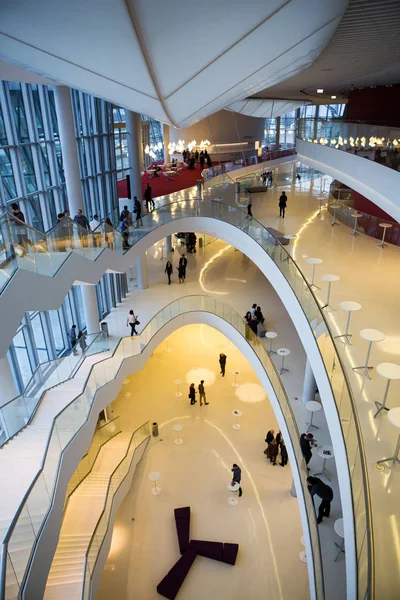 Foyer com escadaria. ICE Centro de Congressos de Cracóvia, Cracóvia, Polónia — Fotografia de Stock