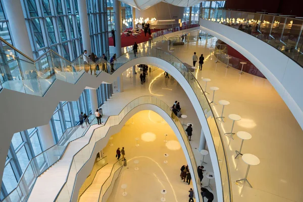 Foyer com escadaria. ICE Centro de Congressos de Cracóvia, Cracóvia, Polónia — Fotografia de Stock