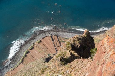 Cabo tam tepeden aşağıya bakış açısından görüldüğü gibi Girao cliff yüzü. Madeira