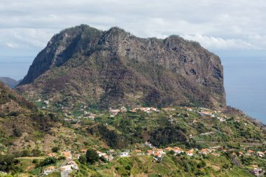 Rock ve Porto da Cruz Madeira Kuzey Sahil kartal