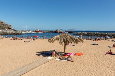 İnsanlar güneşli bir günde Machico plajda dinleniyor. Madeira.