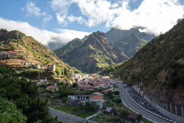 Uitzicht naar het zuiden vanaf de pas Boca da Encumeada in Madeira. — Stockfoto