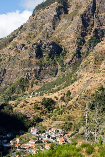 Uitzicht naar het zuiden vanaf de pas Boca da Encumeada in Madeira. — Stockfoto