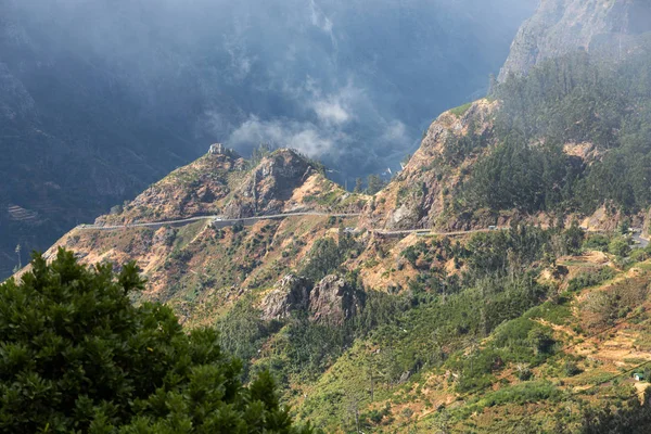 Uitzicht naar het zuiden vanaf de pas Boca da Encumeada in Madeira. — Stockfoto