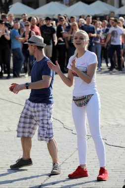  Uluslararası Flashmob gün Rueda de Casino, 57 ülke, 160 şehirler. Birkaç yüz kişi İspanyol ritimleri Cracow ana meydanda dans