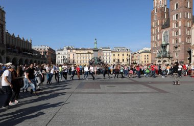  Uluslararası Flashmob gün Rueda de Casino, 57 ülke, 160 şehirler. Birkaç yüz kişi İspanyol ritimleri Cracow ana meydanda dans