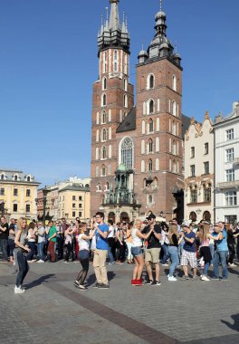  Uluslararası Flashmob gün Rueda de Casino, 57 ülke, 160 şehirler. Birkaç yüz kişi İspanyol ritimleri Cracow ana meydanda dans