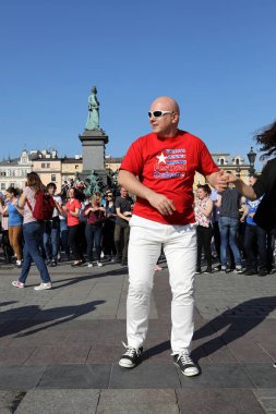  Uluslararası Flashmob gün Rueda de Casino, 57 ülke, 160 şehirler. Birkaç yüz kişi İspanyol ritimleri Cracow ana meydanda dans