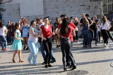  Uluslararası Flashmob gün Rueda de Casino, 57 ülke, 160 şehirler. Birkaç yüz kişi İspanyol ritimleri Cracow ana meydanda dans