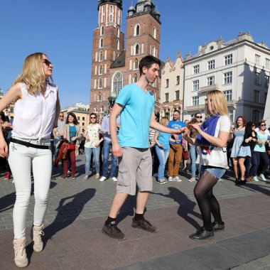  Uluslararası Flashmob gün Rueda de Casino, 57 ülke, 160 şehirler. Birkaç yüz kişi İspanyol ritimleri Cracow ana meydanda dans