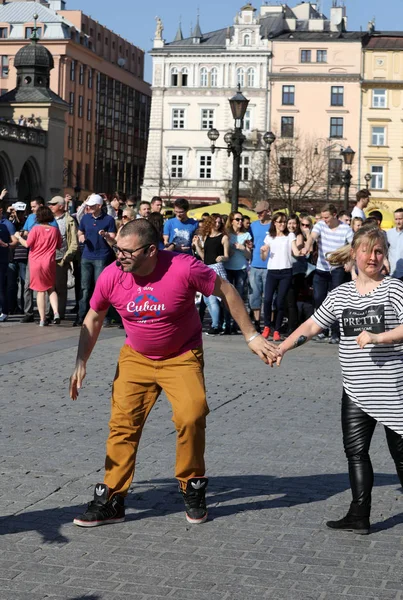 Día Internacional de Flashmob de Rueda de Casino, 57 países, 160 ciudades. Varios cientos de personas bailan ritmos hispanos en la Plaza Principal de Cracovia — Foto de Stock