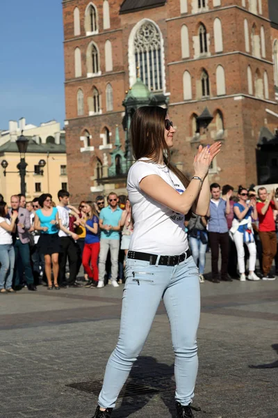 Día Internacional de Flashmob de Rueda de Casino, 57 países, 160 ciudades. Varios cientos de personas bailan ritmos hispanos en la Plaza Principal de Cracovia — Foto de Stock