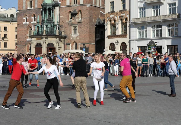 Día Internacional de Flashmob de Rueda de Casino, 57 países, 160 ciudades. Varios cientos de personas bailan ritmos hispanos en la Plaza Principal de Cracovia —  Fotos de Stock