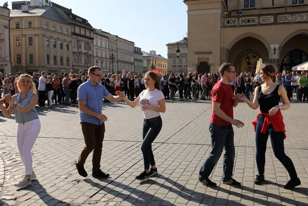 Día Internacional de Flashmob de Rueda de Casino, 57 países, 160 ciudades. Varios cientos de personas bailan ritmos hispanos en la Plaza Principal de Cracovia — Foto de Stock