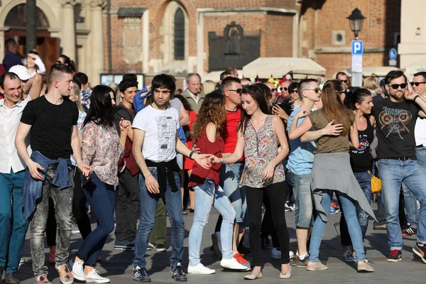 Międzynarodowy Dzień Flashmob Rueda de Casino, 57 krajach, 160 miast. Kilkaset osób taniec latynoskich rytmów na rynku głównego w Krakowie — Zdjęcie stockowe