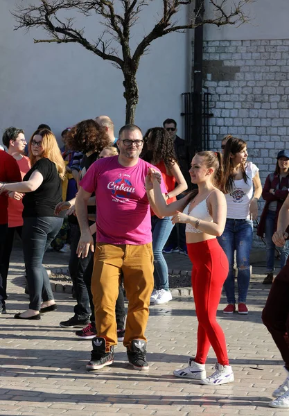 国际快闪族日 Rueda de 赌场、 57 个国家的 160 个城市。几百人在克拉科夫的主广场上跳舞西班牙裔美国人的节奏 — 图库照片