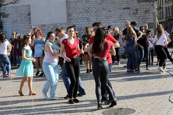 Día Internacional de Flashmob de Rueda de Casino, 57 países, 160 ciudades. Varios cientos de personas bailan ritmos hispanos en la Plaza Principal de Cracovia —  Fotos de Stock